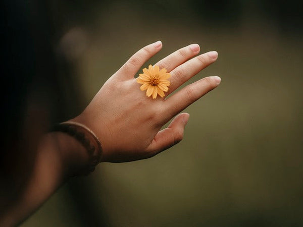 Quali sono i fattori primari che possono invecchiare le mani?